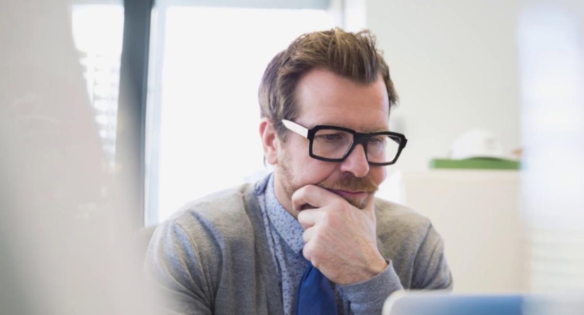 Arbeitsbereich mit Recherchematerialien für Suchmaschinenoptimierung